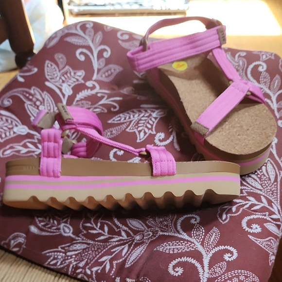 NWOT Reef Rem Hi Pink Sandals, Barbicore Size 9.5 - Picture 9 of 9